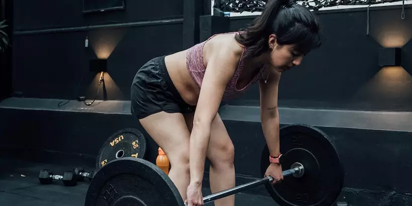 deadlift exercise done by a women