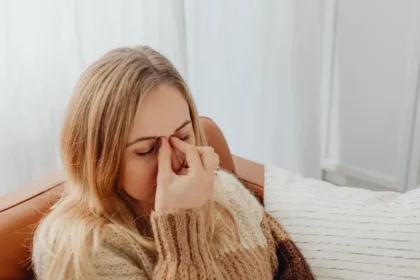 a woman experiencing Sinuses issue