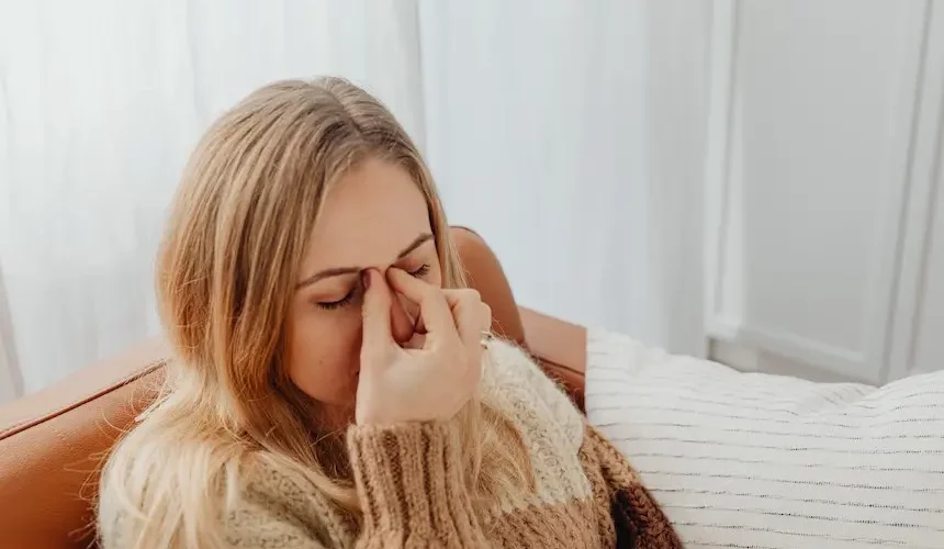 a woman experiencing Sinuses issue